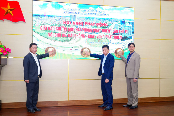 Lãnh đạo Sở Thông tin và Truyền thông Hải Phòng cùng các đại biểu bấm nút phát động Giải báo chí Hải Phòng - Khát vọng phát triển (Ảnh: QP) giai-bao-chi.jpg