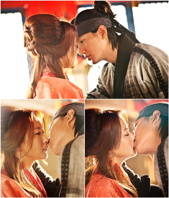 Kim Hee Sun và Lee Min Ho trong phim “Faith”, bộ phim đánh dấu sự trở lại của Kim Hee Sun với điện ảnh sau hơn 6 năm kể từ khi lập gia đình. Trong “Faith”, Kim Hee Sun vào vai nữ bác sĩ phẫu thuật Eun Soo bị cuốn vào cuộc hành trình ngược dòng thời gian và tình cờ gặp gỡ vị tướng dũng mãnh Choi Young (Lee Min Ho) của thời quá khứ. Kim Hee Sun và Lee Min Ho trong phim “Faith”, bộ phim đánh dấu sự trở lại của Kim Hee Sun với điện ảnh sau hơn 6 năm kể từ khi lập gia đình. Trong “Faith”, Kim Hee Sun vào vai nữ bác sĩ phẫu thuật Eun Soo bị cuốn vào cuộc hành trình ngược dòng thời gian và tình cờ gặp gỡ vị tướng dũng mãnh Choi Young (Lee Min Ho) của thời quá khứ.