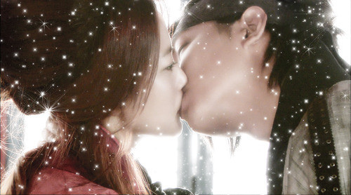 Yoo Eun Soo đã chấp nhận hi sinh và hứa hẹn kết hôn với một người đàn ông khác. Tuy màn khóa môi này không phải là một cảnh quay lãng mạn mà thực chất chỉ là một màn... hô hấp nhân tạo của Eun Soo (Kim Hee Sun) để cứu Choi Young (Lee Min Ho) nhưng nó cũng khiến các fan trông đợi. Kim Hee Sun tâm sự: "Đây là một cảnh quay quan trọng mà tôi lại chưa tập trước khi diễn thật. Tôi cũng rất bối rối vì đây là cảnh hôn đầu tiên của tôi sau 6 năm". Yoo Eun Soo đã chấp nhận hi sinh và hứa hẹn kết hôn với một người đàn ông khác. Tuy màn khóa môi này không phải là một cảnh quay lãng mạn mà thực chất chỉ là một màn... hô hấp nhân tạo của Eun Soo (Kim Hee Sun) để cứu Choi Young (Lee Min Ho) nhưng nó cũng khiến các fan trông đợi. Kim Hee Sun tâm sự: "Đây là một cảnh quay quan trọng mà tôi lại chưa tập trước khi diễn thật. Tôi cũng rất bối rối vì đây là cảnh hôn đầu tiên của tôi sau 6 năm".