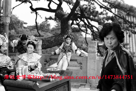 Đạo diễn Dương Khiết mời Triệu Lệ Dung (vai vương hậu) sau khi hóa trang và quay xong phân cảnh đầu tiên xem lại những thước phim vừa được quay và hỏi: "Thế nào? Cô thấy hóa trang vậy có đẹp không?", Triệu Lệ Dung xem xong tỏ ra vô cùng đắc ý và cưới đáp: "Được! Được lắm".