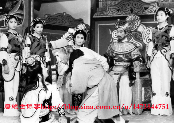 Tôn Ngộ Không và Dương Lực đại tiên (Thái Du Ca) đối chọi gay gắt trước mặt quốc vương (Triệu Ngọc Tú) và vương hậu (Triệu Lệ Dung).