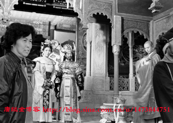 Nữ đạo diễn Dương Khiết quan sát các diễn viên trong quá trình diễn.