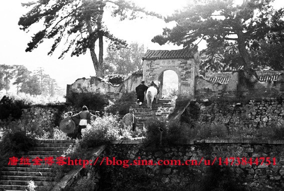 Thầy trò Đường Tăng trước một ngôi chùa đổ nát và hoang tàn (tại khu Thất Vương Phần, ngoại ô Bắc Kinh).