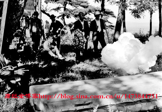 Các nhân viên của đoàn đang tác nghiệp với màn phụt khói tạo mây cùng chuyên gia về sương khói Lưu Lễ.