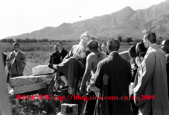 Vị đạo sĩ do Tôn Ngộ Không (Lục Tiểu Linh Đồng đóng) đang hỏi dò các vị sư lý do họ bị đày ải khổ sai.