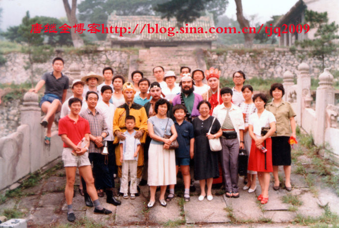 Đoàn phim Tây Du Ký trong quá trình quay tập "Quét tháp biện kỳ oan" tại khu Thất Vương Phần. Phó tổng biên tập đài CCTV Nguyễn Nhược Lâm (hàng đầu thứ 3 từ phải sang) cũng đã đến tận trường quay hỏi thăm và thị sát anh em và công việc đồng thời chụp ảnh lưu niệm cùng đoàn.