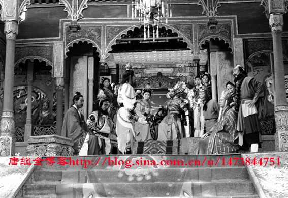 Trên Đại điện cùng Quốc vương nước Xa Trì, thầy trò Đường Tăng đấu phép cùng 3 tên yêu đạo.