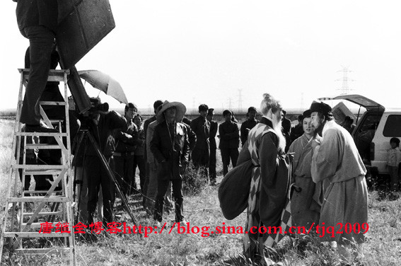 Đoàn phim đang thực hiện quay tại khu vực ngoại thành Bắc Kinh. Nam diễn viên Lục Tiểu Linh Đồng hóa thân thành một vị đạo sĩ khi đang hỏi dò 2 vị đạo sĩ khác do Cận Căn Tuất thể hiện và vị tiểu đạo sĩ khác do Từ Đình Lôi đóng. Người đội mũ cỏ rộng vành phía trái bức hình là phó đạo diễn Tuần Hạo.