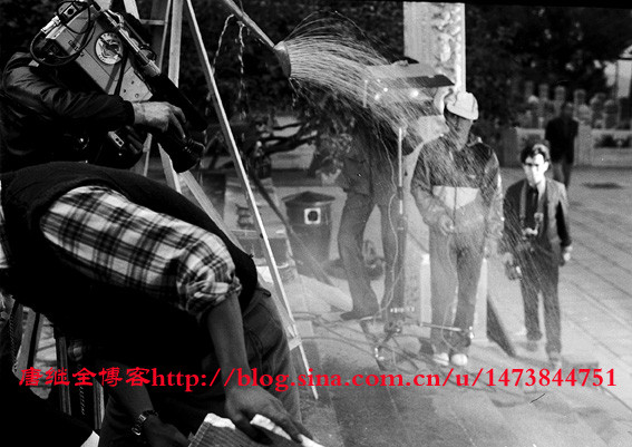 Nhân viên đạo cụ đang tưới nước toàn bộ phần sân của lễ đài nhằm tạo cảm giác trời mưa cho phần hô phong hoán vũ của Tôn Ngộ Không.