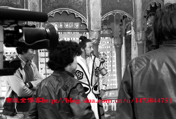 Tại trường quay, nữ đạo diễn Dương Khiết (thứ hai từ trái qua) đang quan sát các diễn viên diễn. Phó đạo diễn Tuần Hạo ngoài cùng bên trái.