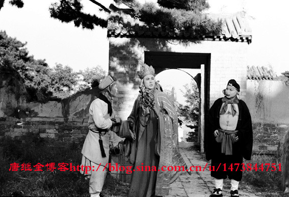 Đường Tăng (Từ Thiếu Hoa đóng) vô cùng ngạc nhiên trước cảnh hoang tàn của chùa chiền nơi đây. Ngộ Không và Trư Bát Giới (Mã Đức Hoa) cũng đều không hay chuyện gì xảy ra. Cảnh quay tại Thất Vương Phần.