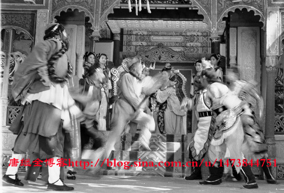 Tôn Ngộ Không, Trư Bát Giới và Sa Tăng (Diêm Hoài Lễ đóng) đang ra sức tranh cãi không khoan nhượng trước Đại điện cùng 3 yêu đạo là Hổ Lực tiên sinh (Lưu Cần đóng), Dương Lực tiên sinh và Lộc Lực tiên sinh (Tăng Cách đóng).