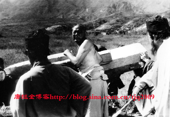 Vị đạo sĩ đầu đội mũ, tay cầm phất trần bên phải bức hình (Cận Căn Tuất đóng) đang ra sức dùng voi quất lên người một vị hòa thượng mình trần (Lý Kiến Thành đóng).