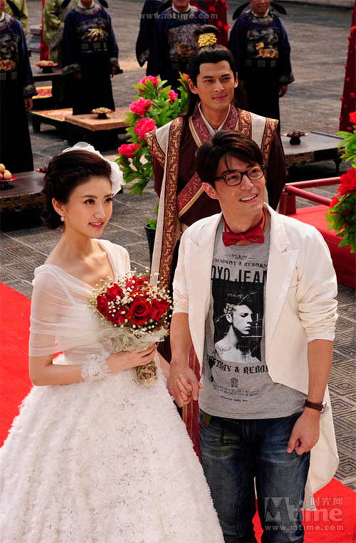 Số phận đã đưa đẩy anh trở thành cứu tinh và là anh hùng trong mắt người dân ở đây. Trong thời nhà Đường này, người dân ưa chuộng vẻ đẹp mập mạp, những cô gái đẹp chính là những cô gái mập và cũng chính vì thế, Cảnh Điềm sẽ hóa thân vào vai 1 cô gái xấu xí vì thân hình quá ốm của cô. Số phận đã đưa đẩy anh trở thành cứu tinh và là anh hùng trong mắt người dân ở đây. Trong thời nhà Đường này, người dân ưa chuộng vẻ đẹp mập mạp, những cô gái đẹp chính là những cô gái mập và cũng chính vì thế, Cảnh Điềm sẽ hóa thân vào vai 1 cô gái xấu xí vì thân hình quá ốm của cô.