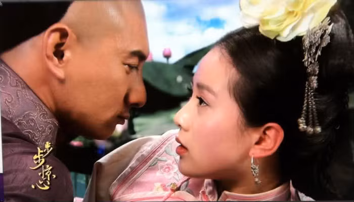 Lưu Thi Thi và Ngô Kỳ Long trong Bộ Bộ Kinh Tâm (2011). Bộ Bộ Kinh Tâm dựa theo tiểu thuyết Đồng Hoa kể về câu chuyện của cô nhân viên văn phòng bình thường ở một thành phố phồn hoa. Vì tình cờ rơi vào một đường hầm đặc biệt mà vượt thời gian trở về triều Thanh. Ở đó, cô hóa thân thành một thiếu nữ mười sáu tuổi Nhược Hi, bị cuốn vào chốn cung đình với những tranh đấu đầy phong vân biến ảo.