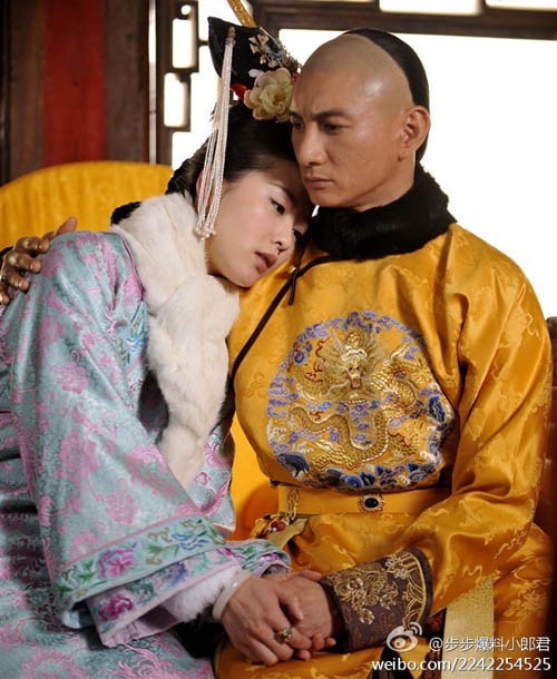 Không hề có được cử chỉ, ngôn từ ôn nhu dịu dàng như những thiếu nữ khác, ngược lại cô rất ngang tàng, thường cùng các a ca "đấu võ mồm", "đánh nhau" với các cung nữ, đến cả Khang Hi cũng gọi cô là "Thập tam muội liều mạng". Thời gian thấm thoắt, cô nương bướng bỉnh Nhược Hi năm nào đã dần trưởng thành. Cô bị cuốn vào cuộc đấu tranh giành ngôi vị của 9 hoàng tử mà không thể rút ra, tình cảm cá nhân cũng bị giằng xé trong cuộc chiến thảm liệt chốn cung đình. Không hề có được cử chỉ, ngôn từ ôn nhu dịu dàng như những thiếu nữ khác, ngược lại cô rất ngang tàng, thường cùng các a ca "đấu võ mồm", "đánh nhau" với các cung nữ, đến cả Khang Hi cũng gọi cô là "Thập tam muội liều mạng". Thời gian thấm thoắt, cô nương bướng bỉnh Nhược Hi năm nào đã dần trưởng thành. Cô bị cuốn vào cuộc đấu tranh giành ngôi vị của 9 hoàng tử mà không thể rút ra, tình cảm cá nhân cũng bị giằng xé trong cuộc chiến thảm liệt chốn cung đình.