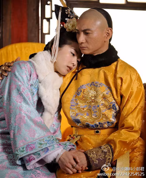 Không hề có được cử chỉ, ngôn từ ôn nhu dịu dàng như những thiếu nữ khác, ngược lại cô rất ngang tàng, thường cùng các a ca "đấu võ mồm", "đánh nhau" với các cung nữ, đến cả Khang Hi cũng gọi cô là "Thập tam muội liều mạng". Thời gian thấm thoắt, cô nương bướng bỉnh Nhược Hi năm nào đã dần trưởng thành. Cô bị cuốn vào cuộc đấu tranh giành ngôi vị của 9 hoàng tử mà không thể rút ra, tình cảm cá nhân cũng bị giằng xé trong cuộc chiến thảm liệt chốn cung đình.