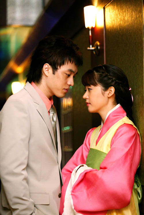 Sung Yu Ri và So Ji Sub trong phim “Thousand Years of Love”. Chủ đề phim là sự rắc rối của cuộc tình tay ba vượt thời gian của công chúa Puyeo Ju, tướng quân Guishil Ari và tướng quân Kim Yu Suk. Câu chuyện phim xoay quanh công chúa Puyeo Ju, con gái của vị hoàng đế cuối cùng Eui Ja. Sung Yu Ri và So Ji Sub trong phim “Thousand Years of Love”. Chủ đề phim là sự rắc rối của cuộc tình tay ba vượt thời gian của công chúa Puyeo Ju, tướng quân Guishil Ari và tướng quân Kim Yu Suk. Câu chuyện phim xoay quanh công chúa Puyeo Ju, con gái của vị hoàng đế cuối cùng Eui Ja.