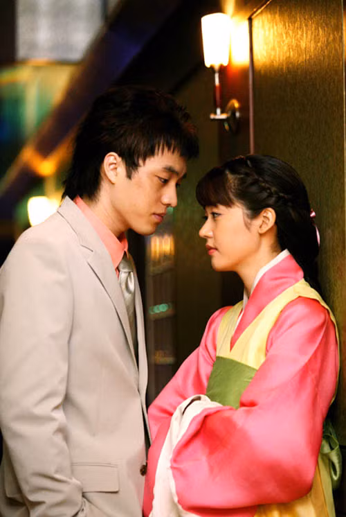 Sung Yu Ri và So Ji Sub trong phim “Thousand Years of Love”. Chủ đề phim là sự rắc rối của cuộc tình tay ba vượt thời gian của công chúa Puyeo Ju, tướng quân Guishil Ari và tướng quân Kim Yu Suk. Câu chuyện phim xoay quanh công chúa Puyeo Ju, con gái của vị hoàng đế cuối cùng Eui Ja.