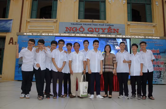 Cô và trò Trường Trung học phổ thông Ngô Quyền chụp ảnh lưu niệm với Giáo sư Nguyễn Lân Dũng (Ảnh: Lã Tiến)