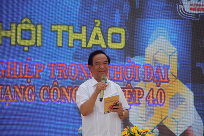 Giáo sư, Nhà giáo nhân dân Nguyễn Lân Dũng chia sẻ về bản thân với học sinh Trường Trung học phổ thông Ngô Quyền (Ảnh: Lã Tiến) Giáo sư, Nhà giáo nhân dân Nguyễn Lân Dũng chia sẻ về bản thân với học sinh Trường Trung học phổ thông Ngô Quyền (Ảnh: Lã Tiến)