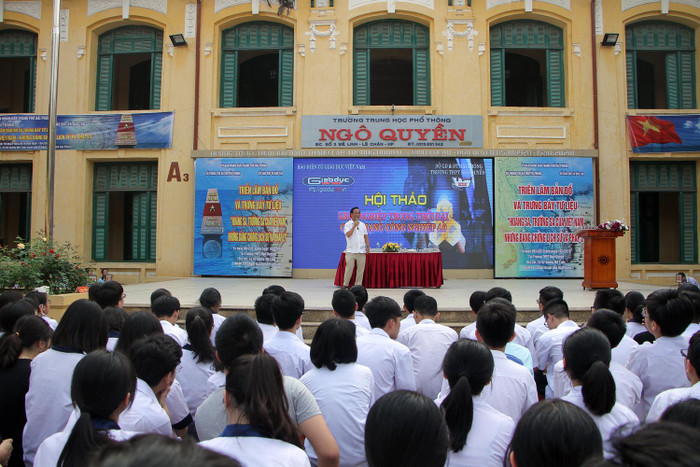 Giáo sư Nguyễn Lân Dũng cho rằng, cuộc cách mạng công nghiệp 4.0 đang đến gần, là cơ hội nhưng cũng là thách thức đối với các em học sinh (Ảnh: Lã Tiến) Giáo sư Nguyễn Lân Dũng cho rằng, cuộc cách mạng công nghiệp 4.0 đang đến gần, là cơ hội nhưng cũng là thách thức đối với các em học sinh (Ảnh: Lã Tiến)
