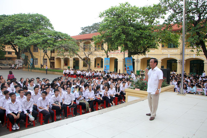 Sự nhiệt huyết của Giáo sư Nguyễn Lân Dũng đã gây ấn tượng mạnh đối với thầy cô và các em học sinh Trường trung học phổ thông Ngô Quyền. (Ảnh: Lã Tiến) Sự nhiệt huyết của Giáo sư Nguyễn Lân Dũng đã gây ấn tượng mạnh đối với thầy cô và các em học sinh Trường trung học phổ thông Ngô Quyền. (Ảnh: Lã Tiến)