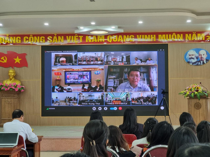 Trên cơ sở tiết dạy minh họa, các giáo viên đưa ra câu hỏi về những băn khoăn, vướng mắc sau hơn một tháng triển khai dạy theo chương trình mới (Ảnh: Phương Linh) Trên cơ sở tiết dạy minh họa, các giáo viên đưa ra câu hỏi về những băn khoăn, vướng mắc sau hơn một tháng triển khai dạy theo chương trình mới (Ảnh: Phương Linh)