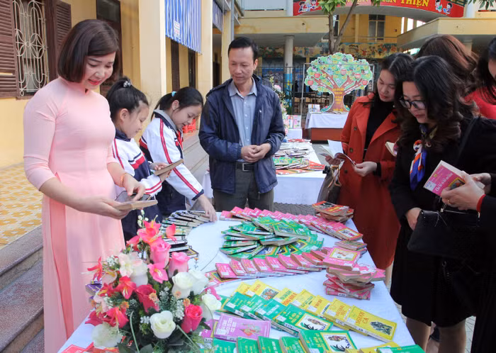 Các đại biểu tham quan thư viện thân thiện của Trường tiểu học Chu Văn An (Ảnh: LT)