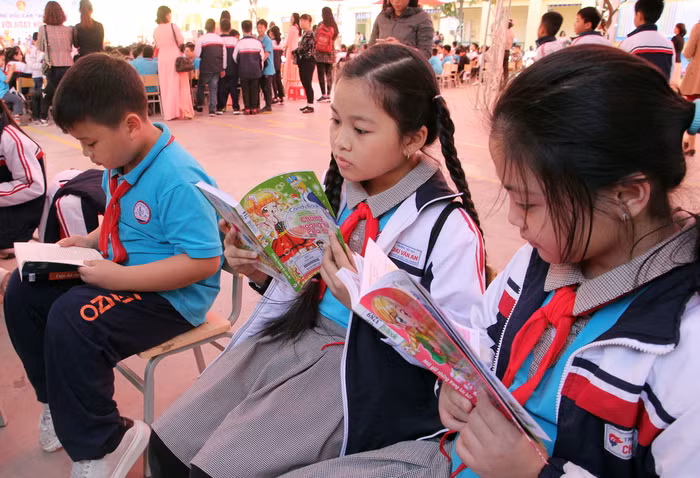 Học sinh Trường tiểu học Chu Văn An được tuyên truyên ý nghĩa của việc đọc sách (Ảnh: LT)