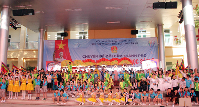 Thông qua các hoạt cảnh xây dựng hình tượng các nhân vật lịch sử, học sinhTrường tiểu học Chu Văn An được tuyên truyền ý nghĩa của việc đọc sách (Ảnh: LT) Thông qua các hoạt cảnh xây dựng hình tượng các nhân vật lịch sử, học sinhTrường tiểu học Chu Văn An được tuyên truyền ý nghĩa của việc đọc sách (Ảnh: LT)