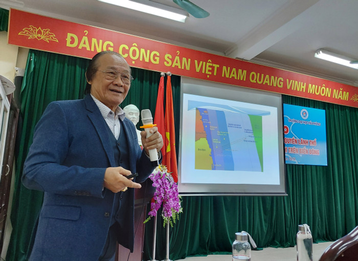 Tiến sĩ Trần Công Trục đưa ra những khái niệm pháp lý chuyên ngành giúp các sinh viên Đại học Hải Phòng hiểu đúng các vấn đề liên quan đến chủ quyền lãnh thổ, biên giới quốc gia, các quyền tài phán của quốc gia ven biển. (Ảnh: Lã Tiến) Tiến sĩ Trần Công Trục đưa ra những khái niệm pháp lý chuyên ngành giúp các sinh viên Đại học Hải Phòng hiểu đúng các vấn đề liên quan đến chủ quyền lãnh thổ, biên giới quốc gia, các quyền tài phán của quốc gia ven biển. (Ảnh: Lã Tiến)