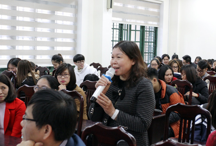 Một số cán bộ, giáo viên, sinh viên có những thắc mắc về Biển Đông đều được Tiến sĩ Trần Công Trục giải đáp (Ảnh: Lã Tiến) Một số cán bộ, giáo viên, sinh viên có những thắc mắc về Biển Đông đều được Tiến sĩ Trần Công Trục giải đáp (Ảnh: Lã Tiến)