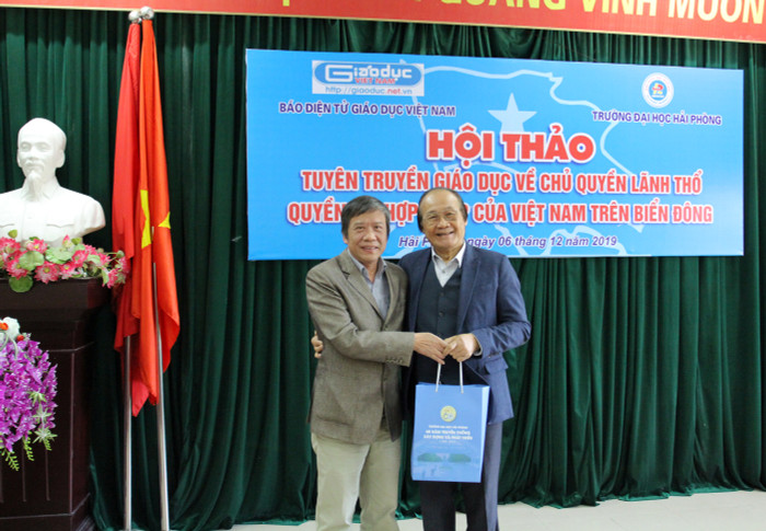 Lãnh đạo Trường Đại học Hải Phòng tặng quà cảm ơn diễn giả Trần Công Trục (Ảnh: Lã Tiến) Lãnh đạo Trường Đại học Hải Phòng tặng quà cảm ơn diễn giả Trần Công Trục (Ảnh: Lã Tiến)