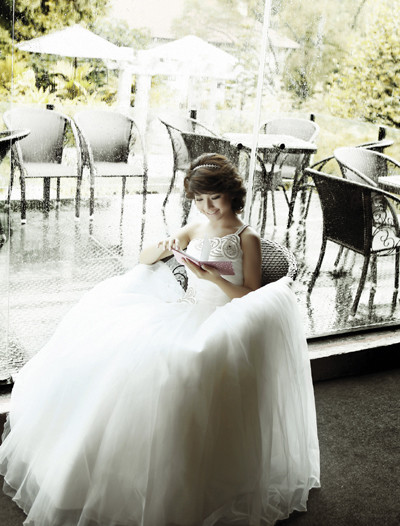 Chiếc váy có phần cổ áo điệu đà cách tân, chân váy voan trắng mềm mại dễ dàng tạo kiểu trong nhiều dáng chụp hình khác nhau. Chiếc váy có phần cổ áo điệu đà cách tân, chân váy voan trắng mềm mại dễ dàng tạo kiểu trong nhiều dáng chụp hình khác nhau.