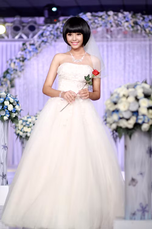 Lộng lẫy như công chúa nhỏ xinh trên sàn diễn. Cứ để tóc ngắn ma nơ canh như thế, có phải trông cô nàng rất dễ thương không nào.