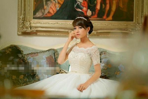 Style make up khiến Chi Pu dễ thương bị già đi chút ít, tuy nhiên, bù lại, cô nàng thể hiện được nét đài các, quý phái hiếm có. Style make up khiến Chi Pu dễ thương bị già đi chút ít, tuy nhiên, bù lại, cô nàng thể hiện được nét đài các, quý phái hiếm có.