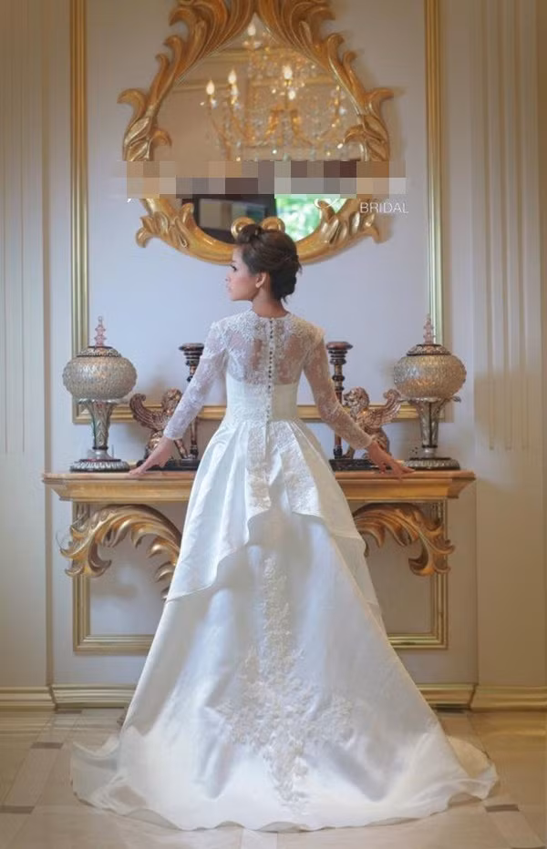 Chiếc váy rất giống với váy áo của các nữ bá tước thời xưa. Phần lưng kín đáo, nhưng vẫn thể hiện được vẻ đẹp hình thể của người mặc.