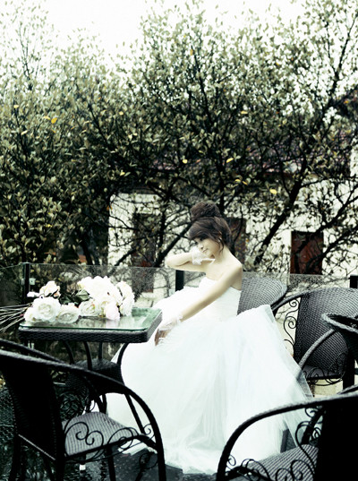 Màu váy kết hợp với tông màu nền tạo nên shoot hình trang nhã, đậm chất Hàn Quốc. Màu váy kết hợp với tông màu nền tạo nên shoot hình trang nhã, đậm chất Hàn Quốc.