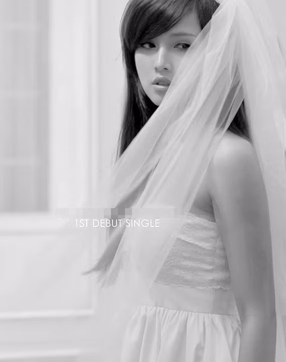 Nét buồn đọng vương trên mi mắt. Khăn voan trắng được tận dụng tối đa để làm nổi bật nét cuốn hút của cô nàng.