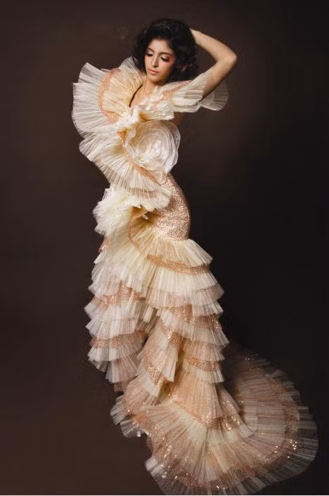 Lạ lẫm với váy gợi nhớ hình ảnh san hô trong lòng biển cả.