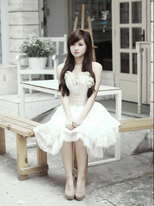 Tâm Tít đẹp lặng lẽ như thiếu nữ trong tranh. Chiếc váy ngắn chân càng tô đậm nét trong sáng, thơ ngây. Tâm Tít đẹp lặng lẽ như thiếu nữ trong tranh. Chiếc váy ngắn chân càng tô đậm nét trong sáng, thơ ngây.