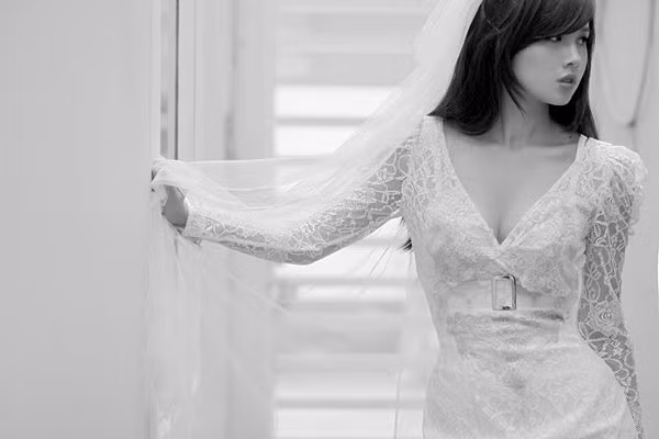 Chiếc váy cổ khoét chữ V khoe nét gợi cảm của thiếu nữ trưởng thành.