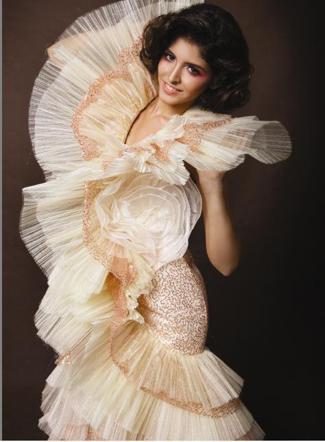 Cô cùng quyến rũ, phảng phất một chút hơi hướng những cô nàng digan. Cô cùng quyến rũ, phảng phất một chút hơi hướng những cô nàng digan.