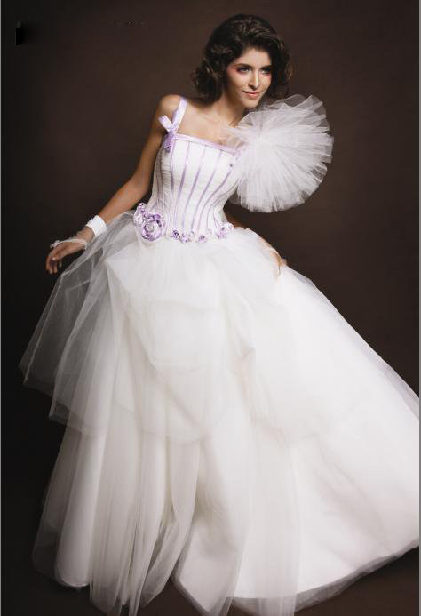 Trong kiểu tóc bới cao, diện váy cưới thời trang, Andrea đẹp hút hồn các đấng mày râu. Trong kiểu tóc bới cao, diện váy cưới thời trang, Andrea đẹp hút hồn các đấng mày râu.