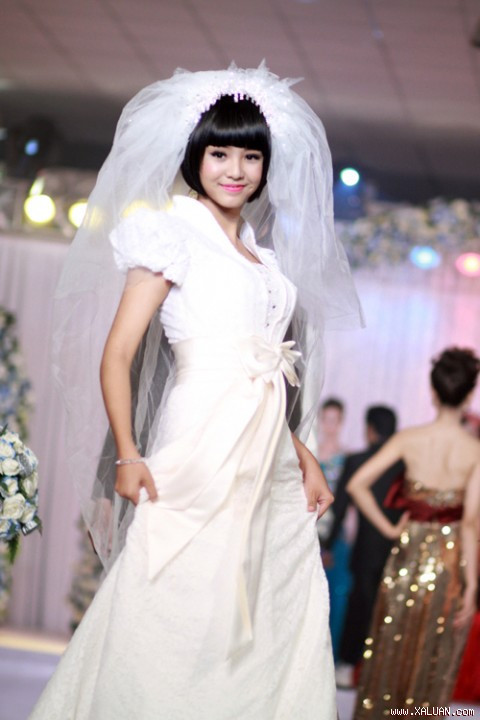 Thêm khăn voan xinh đội đầu, Bảo Trân rất da dáng thiếu nữ sắp lên xe hoa. Thêm khăn voan xinh đội đầu, Bảo Trân rất da dáng thiếu nữ sắp lên xe hoa.