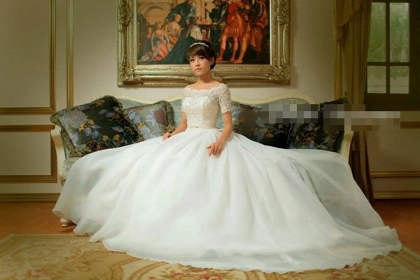 Chi Pu - sang trọng, thanh lịch như công chúa Tây Phương. Chi Pu - sang trọng, thanh lịch như công chúa Tây Phương.