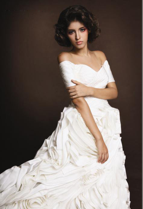 Bờ vai trần thon thả, chiếc váy cuộn sóng tầng lộng lẫy. Bờ vai trần thon thả, chiếc váy cuộn sóng tầng lộng lẫy.