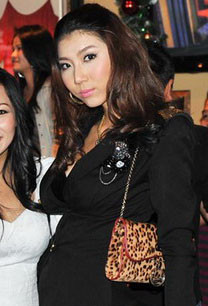 Việc đánh highlight quá lộ liễu khiến gương mặt của Ngọc Quyênbị cắt ra làm hai nửa: nửa trên trắng bệch như diễn viên tuồng, nửa dưới thì lại bị tối như mấy nàng da nâu. Việc đánh highlight quá lộ liễu khiến gương mặt của Ngọc Quyênbị cắt ra làm hai nửa: nửa trên trắng bệch như diễn viên tuồng, nửa dưới thì lại bị tối như mấy nàng da nâu.