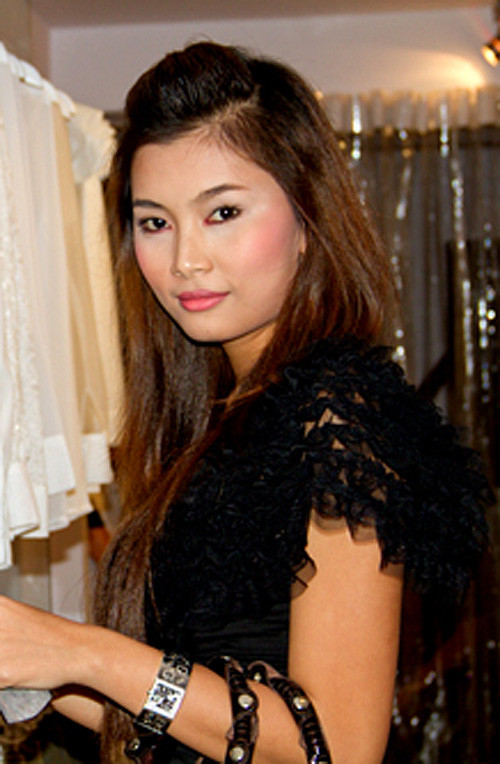 Đây là lỗi trang điểm quen thuộc nhất của các sao Việt. Để gương mặt được bắt sáng, các sao Việt thường thái quá trong việc sử dụng highlight. Kết quả là những vệt lằn màu trắng vô duyên luôn bị khiến các sao “chết ngượng” dưới ánh đèn flash. Trong hình, Lan Hương đã mắc lỗi này. Đây là lỗi trang điểm quen thuộc nhất của các sao Việt. Để gương mặt được bắt sáng, các sao Việt thường thái quá trong việc sử dụng highlight. Kết quả là những vệt lằn màu trắng vô duyên luôn bị khiến các sao “chết ngượng” dưới ánh đèn flash. Trong hình, Lan Hương đã mắc lỗi này.